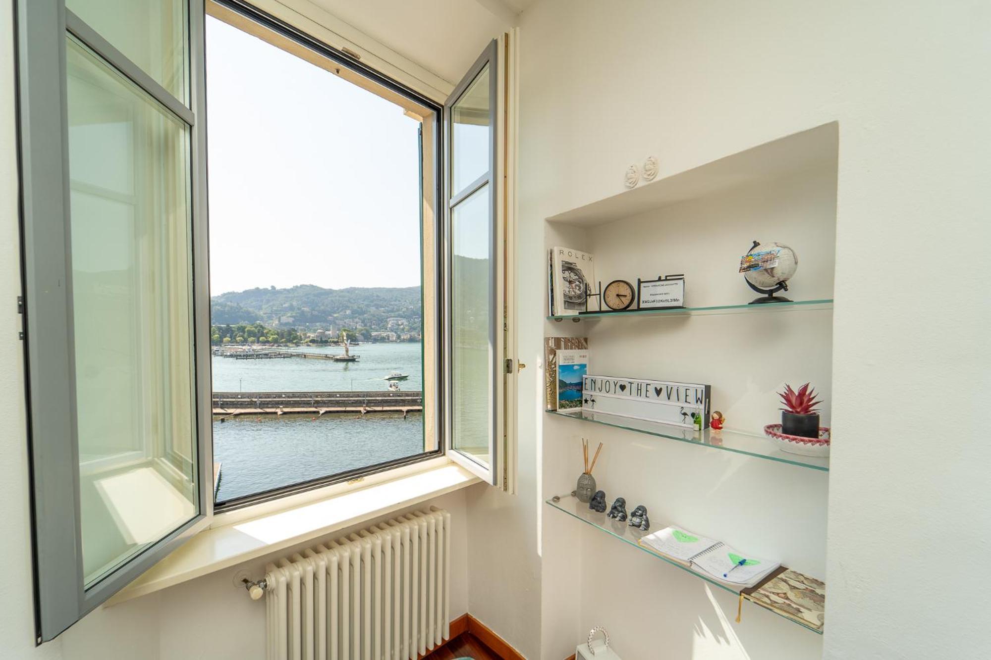 Appartamento Esclusivo Fronte Lago, In Centro A Como Con Garage Eksteriør billede