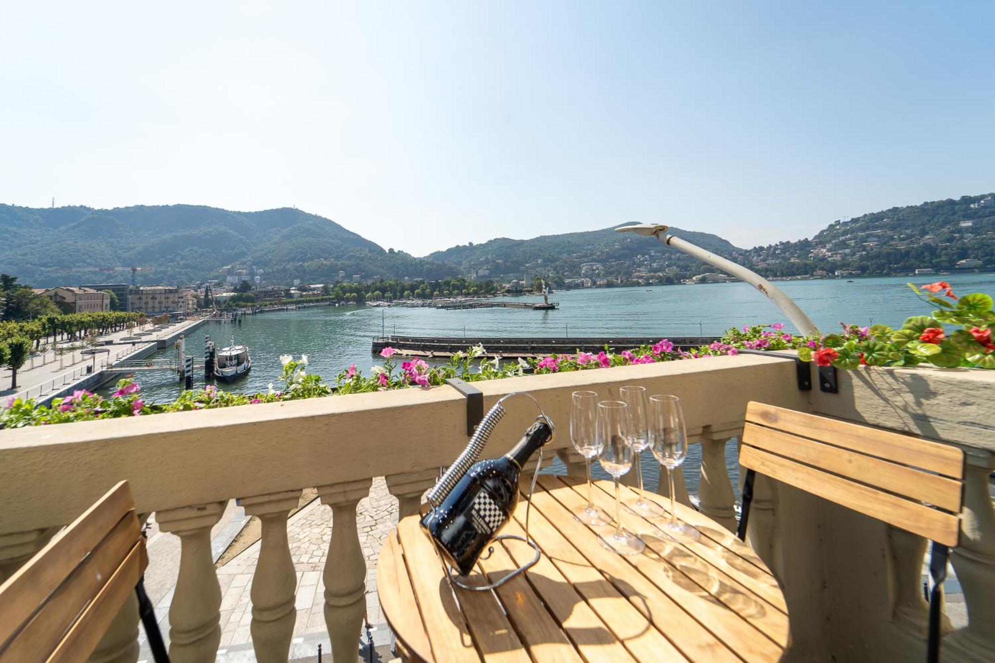 Appartamento Esclusivo Fronte Lago, In Centro A Como Con Garage Eksteriør billede