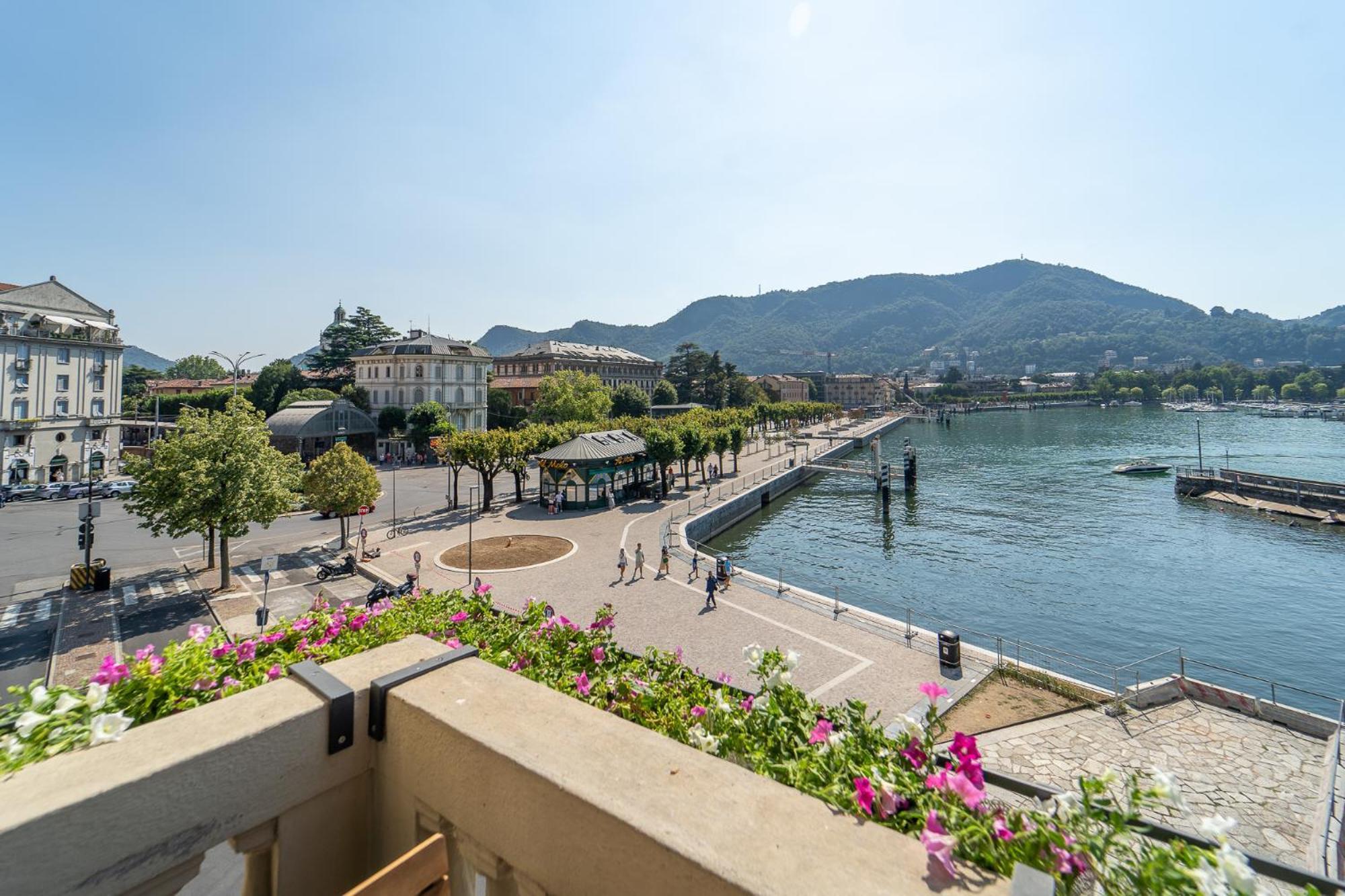 Appartamento Esclusivo Fronte Lago, In Centro A Como Con Garage Eksteriør billede