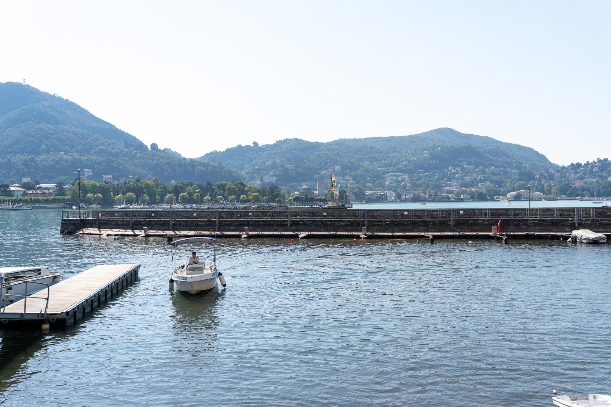 Appartamento Esclusivo Fronte Lago, In Centro A Como Con Garage Eksteriør billede