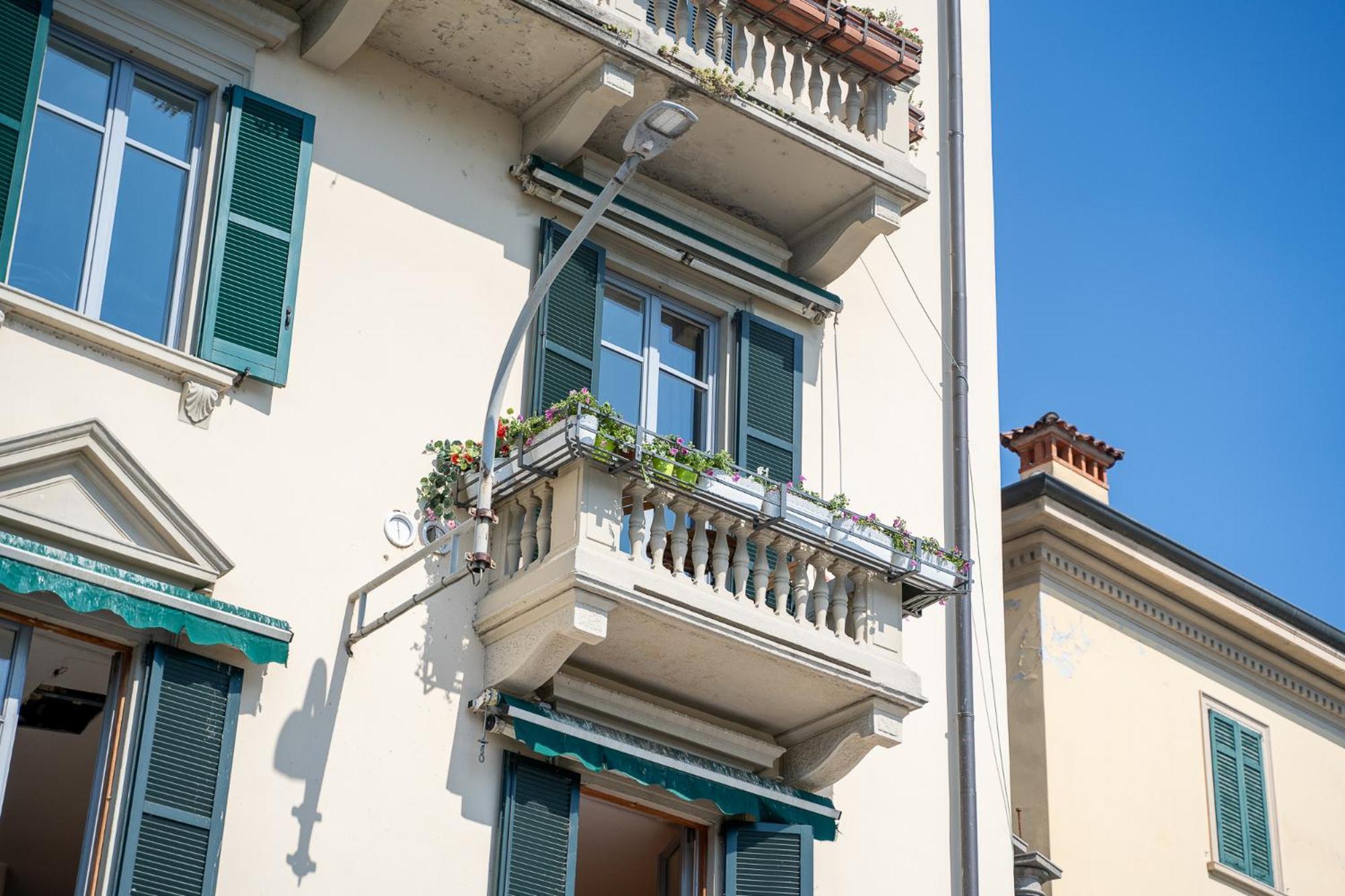 Appartamento Esclusivo Fronte Lago, In Centro A Como Con Garage Eksteriør billede