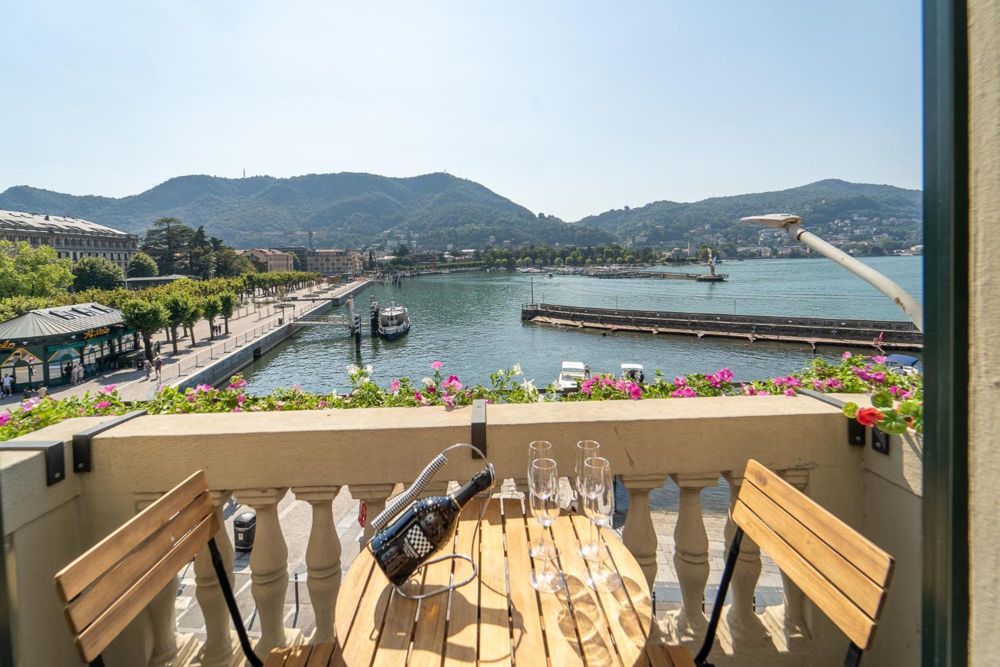 Appartamento Esclusivo Fronte Lago, In Centro A Como Con Garage Eksteriør billede