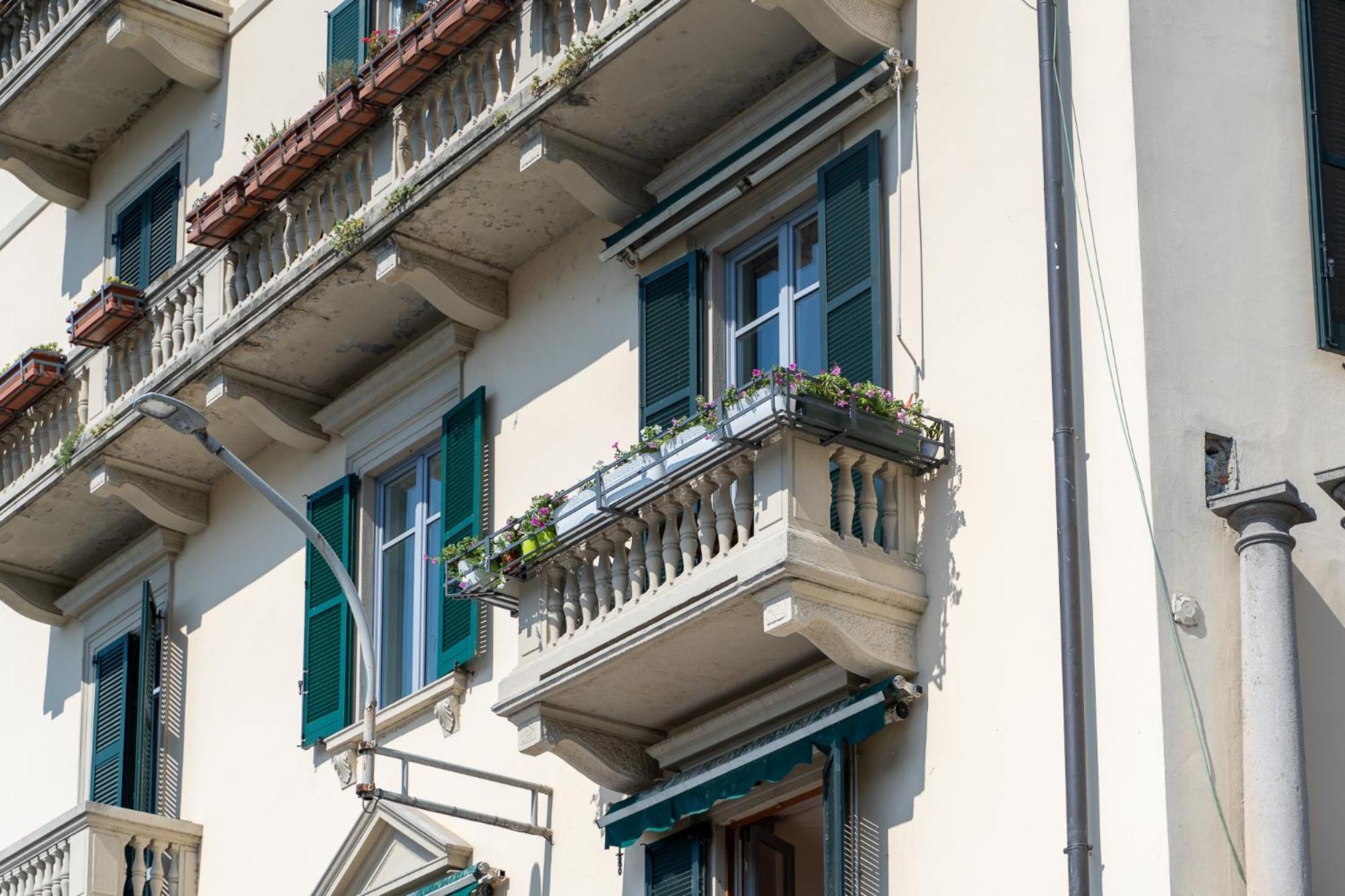 Appartamento Esclusivo Fronte Lago, In Centro A Como Con Garage Eksteriør billede