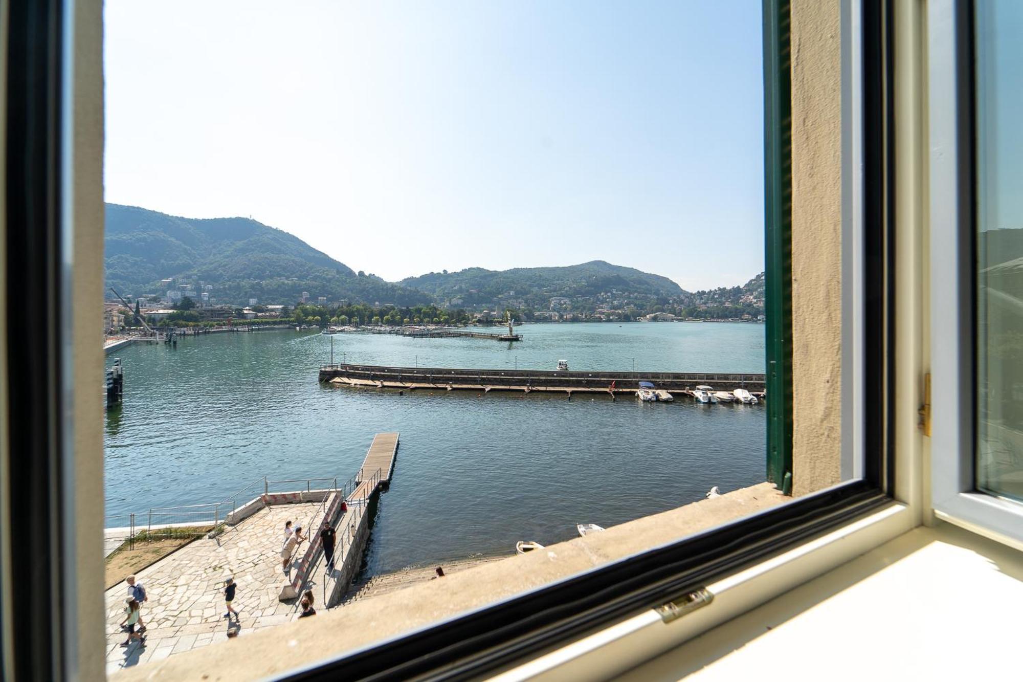 Appartamento Esclusivo Fronte Lago, In Centro A Como Con Garage Eksteriør billede