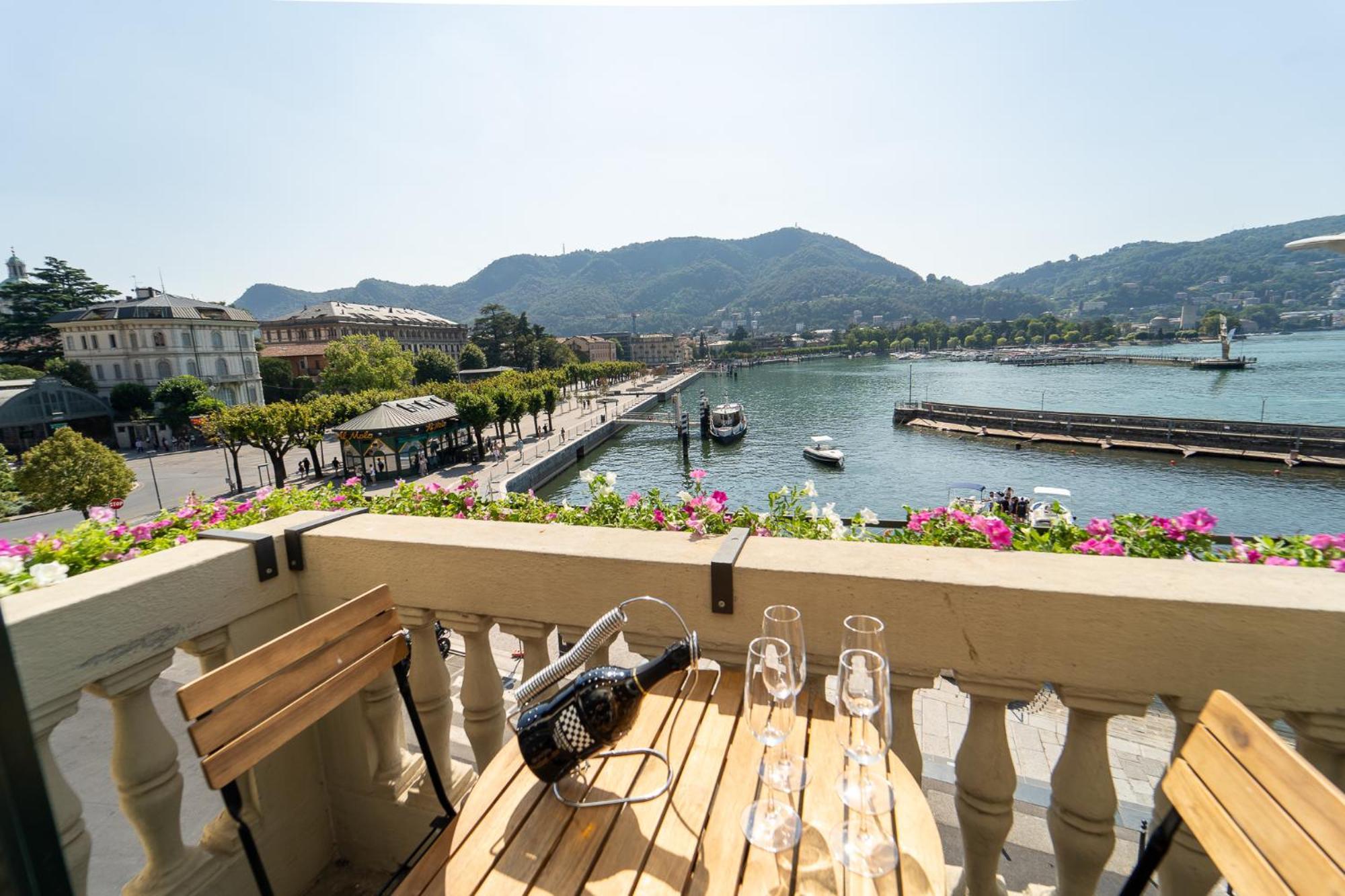 Appartamento Esclusivo Fronte Lago, In Centro A Como Con Garage Eksteriør billede