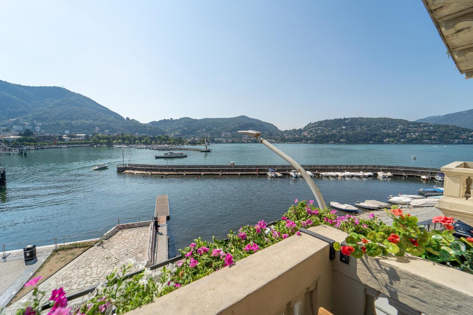 Appartamento Esclusivo Fronte Lago, In Centro A Como Con Garage Eksteriør billede